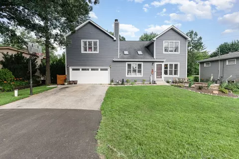 6032 S Lake Shore Dr, Cary, IL 60013