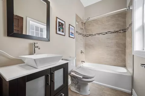 Bath - 940 Freeman Rd, Hoffman Estates, IL 60192 photo 1 of 6