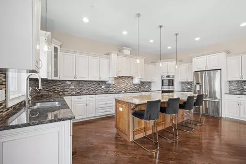 Kitchen - 940 Freeman Rd, Hoffman Estates, IL 60192 photo 2 of 3