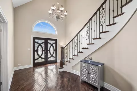 Entry Way - 940 Freeman Rd, Hoffman Estates, IL 60192 photo 1 of 3