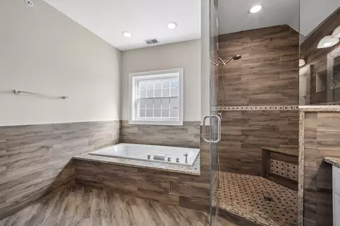 Bath - 940 Freeman Rd, Hoffman Estates, IL 60192 photo 4 of 6