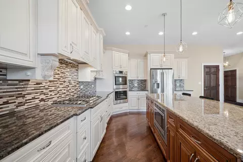 Kitchen - 940 Freeman Rd, Hoffman Estates, IL 60192 photo 3 of 3