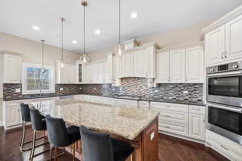 Kitchen - 940 Freeman Rd, Hoffman Estates, IL 60192 photo 1 of 3