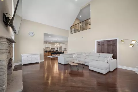 Living - 940 Freeman Rd, Hoffman Estates, IL 60192 photo 1 of 2