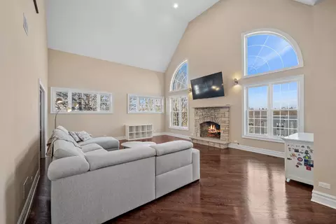 Living - 940 Freeman Rd, Hoffman Estates, IL 60192 photo 2 of 2