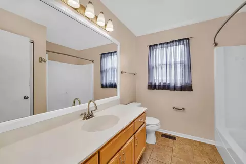 Bath - 1211 Bluejay Ln, Plainfield, IL 60586 photo 1 of 2