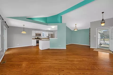 Living - 1211 Bluejay Ln, Plainfield, IL 60586 photo 3 of 5