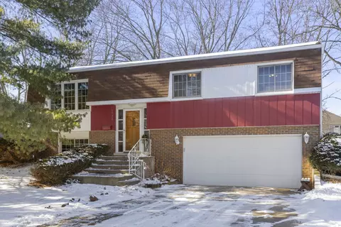 1922 Cambridge Ln, Wheaton, IL 60189