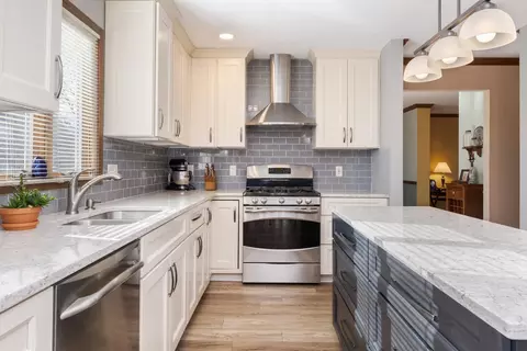 Kitchen - 2813 Stonehurst Dr, Bloomington, IL 61704 photo 3 of 6