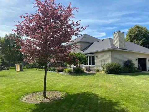 Exterior - 2813 Stonehurst Dr, Bloomington, IL 61704 photo 8 of 11
