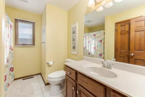 Bath - 2813 Stonehurst Dr, Bloomington, IL 61704 photo 4 of 5