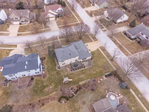 View/Area - 2813 Stonehurst Dr, Bloomington, IL 61704 photo 4 of 8