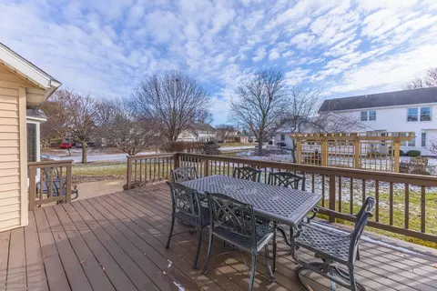 Exterior - 2813 Stonehurst Dr, Bloomington, IL 61704 photo 2 of 11