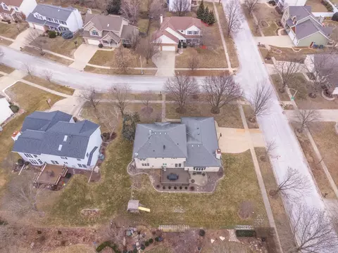 View/Area - 2813 Stonehurst Dr, Bloomington, IL 61704 photo 5 of 8