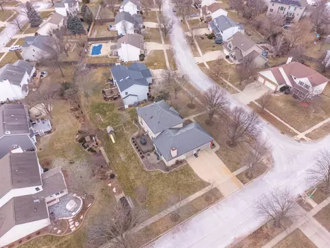 View/Area - 2813 Stonehurst Dr, Bloomington, IL 61704 photo 6 of 8
