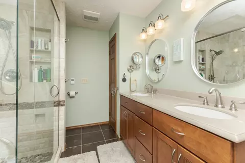 Bath - 2813 Stonehurst Dr, Bloomington, IL 61704 photo 3 of 5