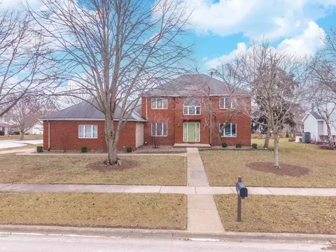 2813 Stonehurst Dr, Bloomington, IL 61704