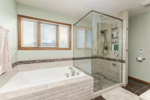 Bath - 2813 Stonehurst Dr, Bloomington, IL 61704 photo 2 of 5