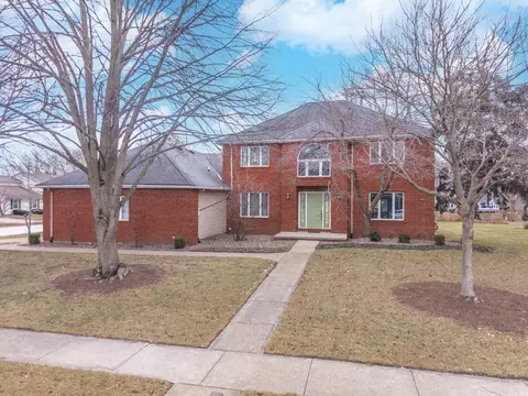 Exterior - 2813 Stonehurst Dr, Bloomington, IL 61704 photo 9 of 11