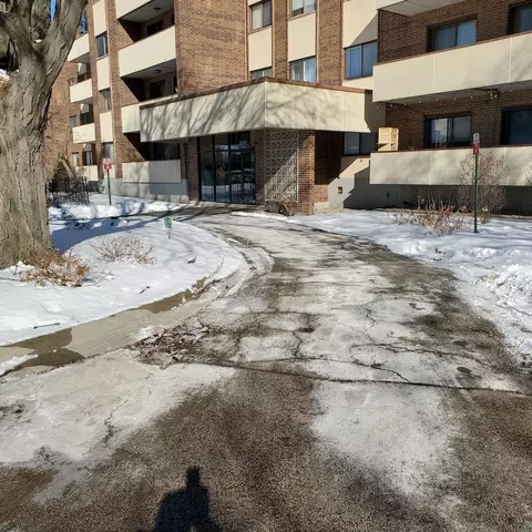 9242 Gross Point Rd #107, Skokie, IL 60077