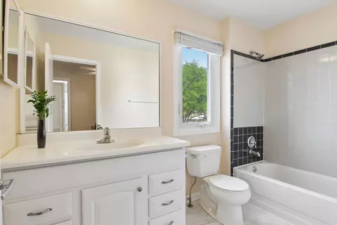 Bath - 682 Claridge Cir, Hoffman Estates, IL 60169 photo 2 of 5
