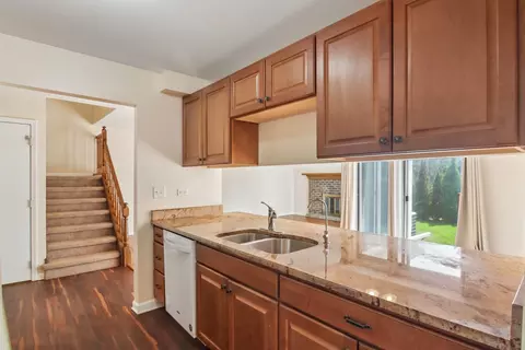 Kitchen - 682 Claridge Cir, Hoffman Estates, IL 60169 photo 3 of 4