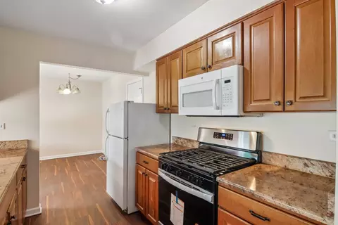 Kitchen - 682 Claridge Cir, Hoffman Estates, IL 60169 photo 4 of 4