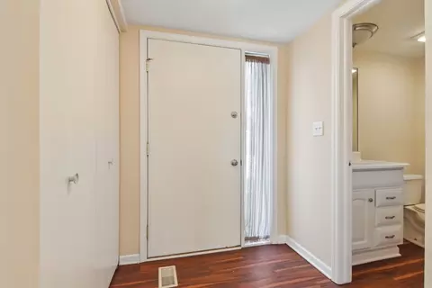 Entry Way - 682 Claridge Cir, Hoffman Estates, IL 60169 photo 1 of 1