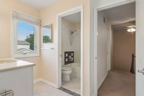 Bath - 682 Claridge Cir, Hoffman Estates, IL 60169 photo 3 of 5