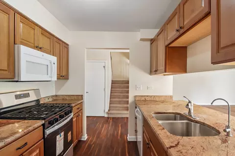 Kitchen - 682 Claridge Cir, Hoffman Estates, IL 60169 photo 2 of 4