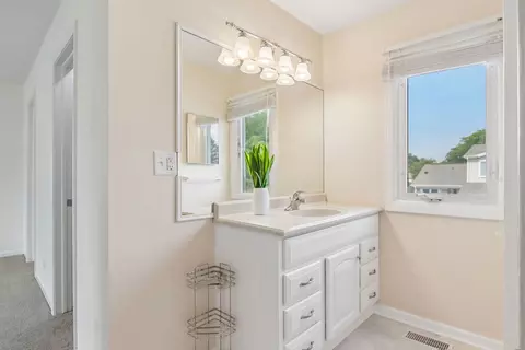 Bath - 682 Claridge Cir, Hoffman Estates, IL 60169 photo 4 of 5