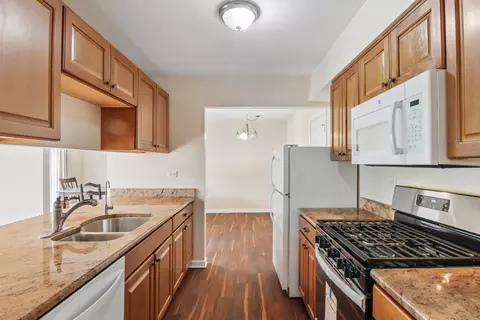Kitchen - 682 Claridge Cir, Hoffman Estates, IL 60169 photo 1 of 4