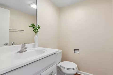 Bath - 682 Claridge Cir, Hoffman Estates, IL 60169 photo 1 of 5