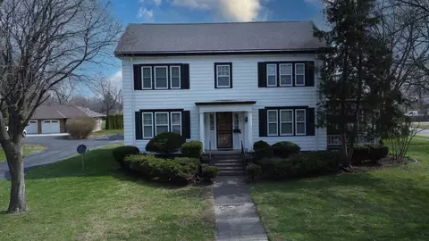 454 S 5th St, Watseka, IL 60970