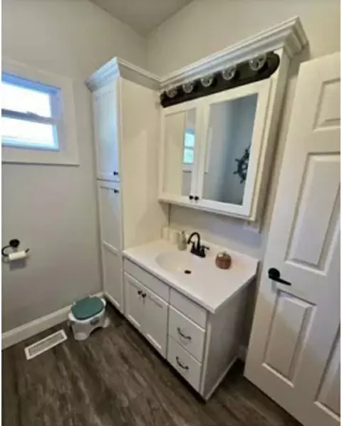 Bath - 306 S Thomas St, Christopher, IL 62822 photo 3 of 3