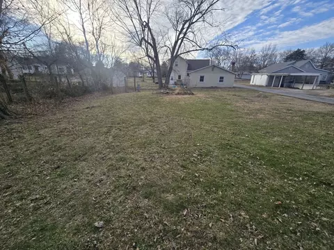 Exterior - 306 S Thomas St, Christopher, IL 62822 photo 8 of 13