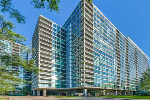 9655 Woods Dr #1102, Skokie, IL 60077