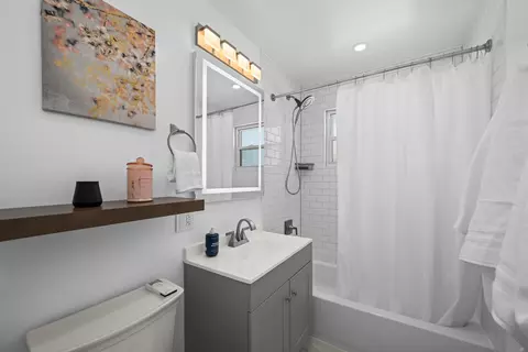 Bath - 2212 Fulle St, Rolling Meadows, IL 60008 photo 1 of 1