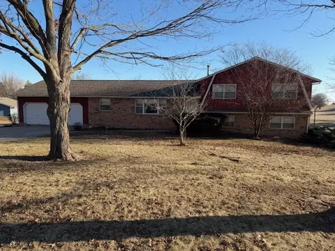 8 Pine Ridge Ln, Geneseo, IL 61254