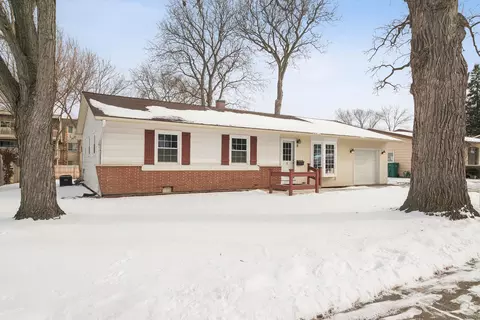11 Crestview Ter, Buffalo Grove, IL 60089