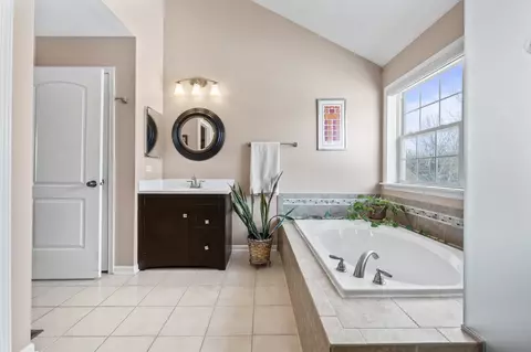 Bath - 1575 Old Forge Rd, Bartlett, IL 60103 photo 3 of 5