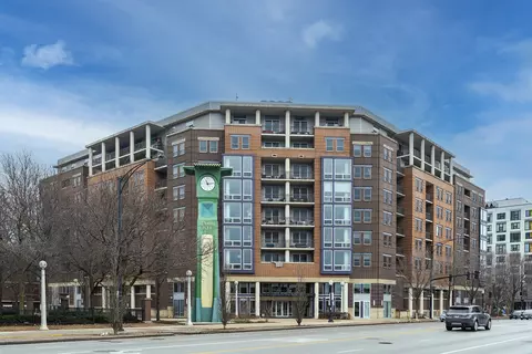 437 W Division St #808, Chicago, IL 60610