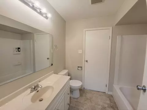 Bath - 6037 Spring Ln, Matteson, IL 60443 photo 1 of 2