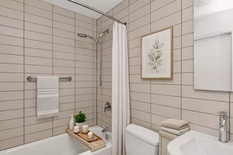 Bath - Undisclosed, Chicago, IL 60613 photo 1 of 1