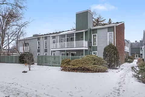 2099 Creekside Dr #1-4, Wheaton, IL 60189