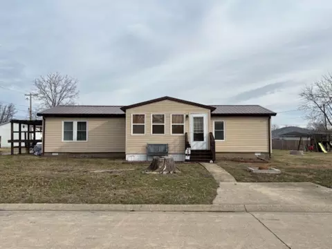 1300 Hamilton St S, Salem, IL 62881