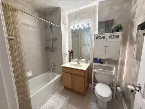 Bath - Undisclosed, Chicago, IL 60661 photo 2 of 3