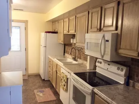 Kitchen - 23 Cherry Hill Ct #124, Hampton, IL 61256 photo 4 of 4