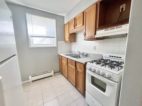 Kitchen - 1215 Wall St, Normal, IL 61761 photo 2 of 4
