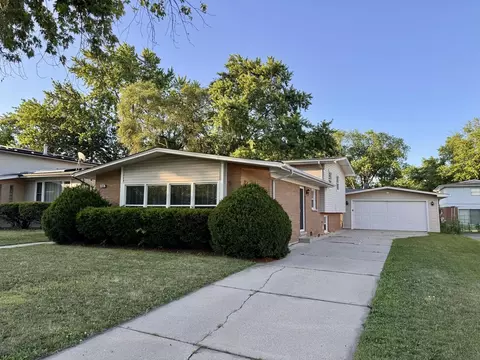 900 W Strieff Ln, Glenwood, IL 60425